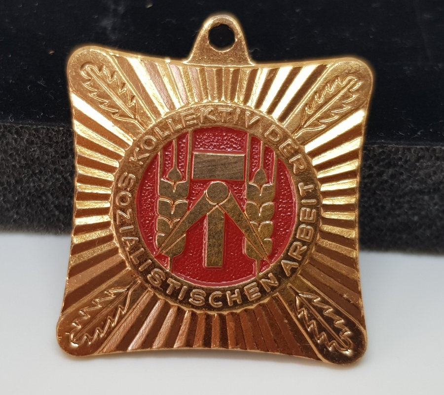 DOĞU ALMANYA SOSYALİST ÇALIŞMA PARTİSİ NİŞANI