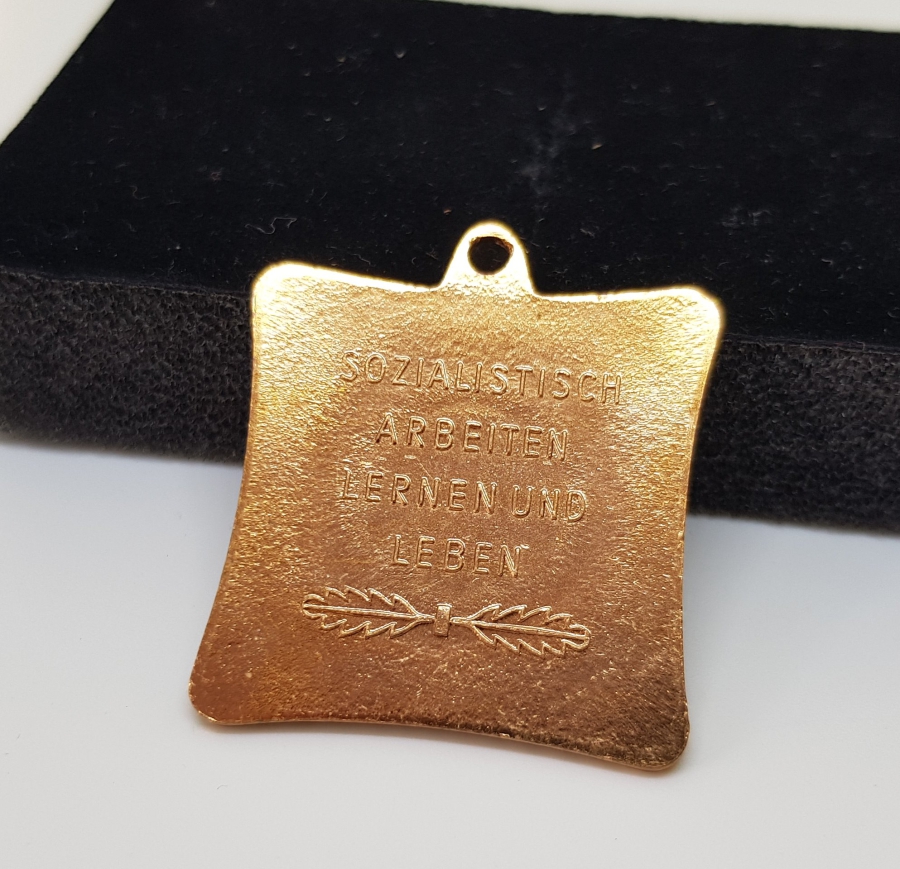 DOĞU ALMANYA SOSYALİST ÇALIŞMA PARTİSİ NİŞANI