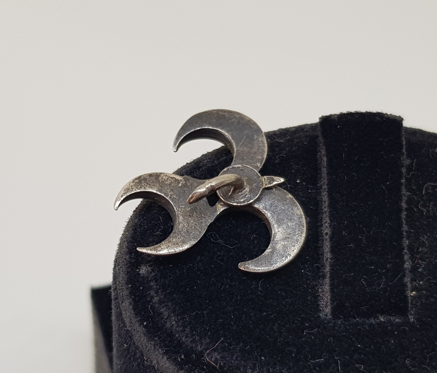 ÜÇ HİLAL FORMLU GÜMÜŞ ROZET