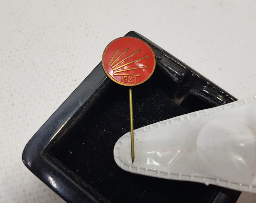 ORİJİNAL KABINDA ANTİKA CHP ROZETİ