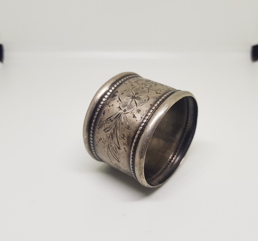 ÜZERİ KABARTMA İŞÇİLİKLİ ANTİKA GÜMÜŞ PEÇETELİK