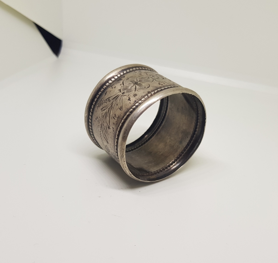 ÜZERİ KABARTMA İŞÇİLİKLİ ANTİKA GÜMÜŞ PEÇETELİK