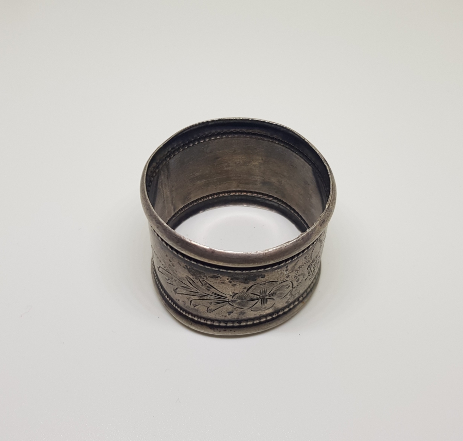 ÜZERİ KABARTMA İŞÇİLİKLİ ANTİKA GÜMÜŞ PEÇETELİK