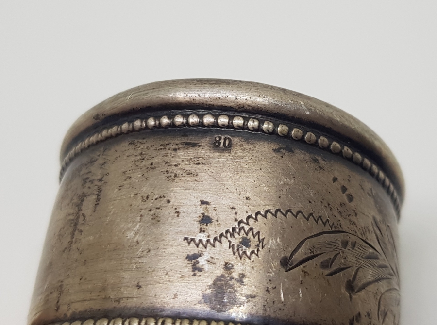 ÜZERİ KABARTMA İŞÇİLİKLİ ANTİKA GÜMÜŞ PEÇETELİK