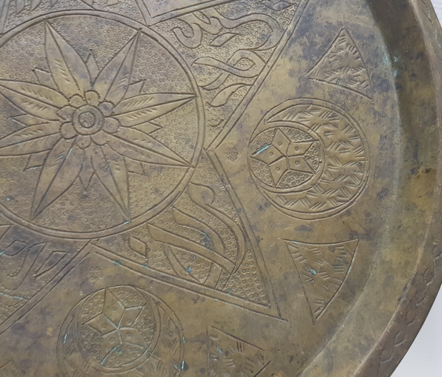 ÜZERİ OSMANLICA YAZILI VE AY YILDIZLI EL YAPIMI SÜLEYMANİYE İŞİ PİRİNÇ KAHVE TEPSİSİ