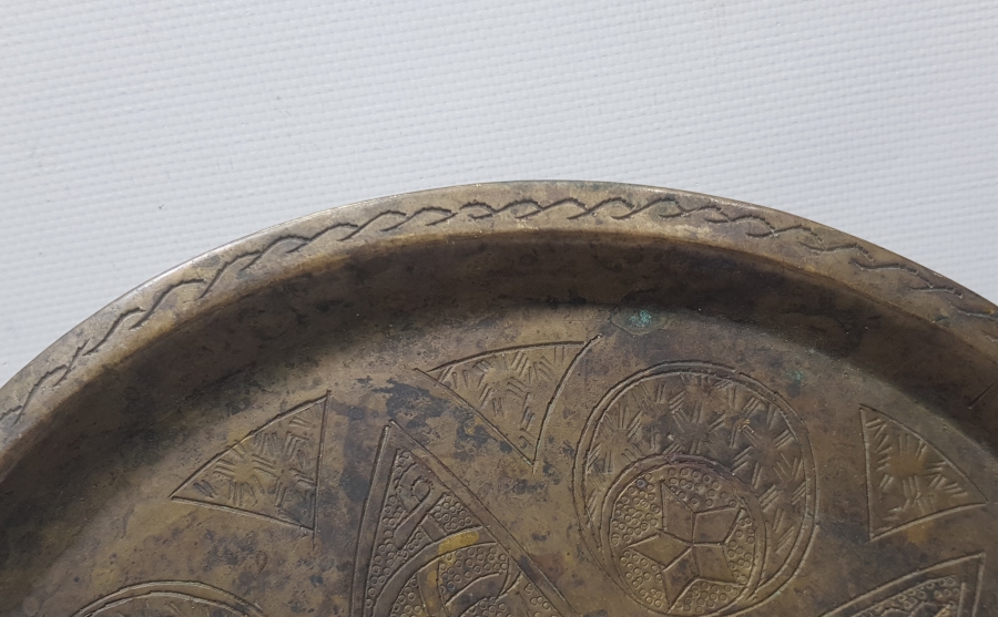 ÜZERİ OSMANLICA YAZILI VE AY YILDIZLI EL YAPIMI SÜLEYMANİYE İŞİ PİRİNÇ KAHVE TEPSİSİ