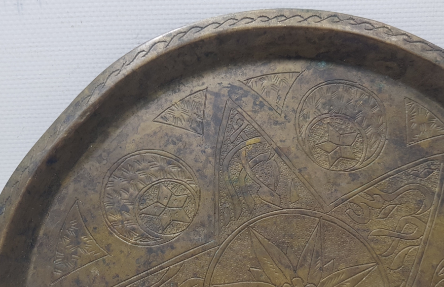 ÜZERİ OSMANLICA YAZILI VE AY YILDIZLI EL YAPIMI SÜLEYMANİYE İŞİ PİRİNÇ KAHVE TEPSİSİ