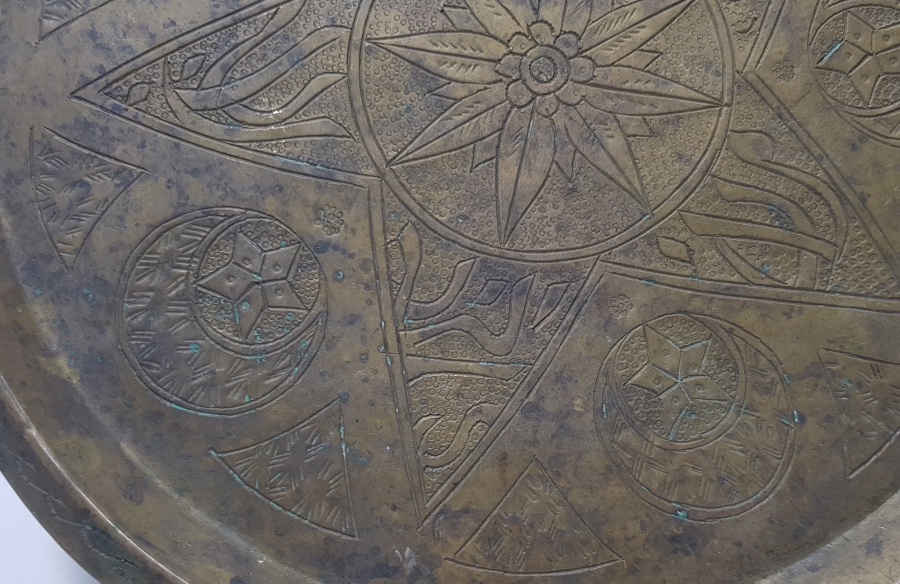 ÜZERİ OSMANLICA YAZILI VE AY YILDIZLI EL YAPIMI SÜLEYMANİYE İŞİ PİRİNÇ KAHVE TEPSİSİ