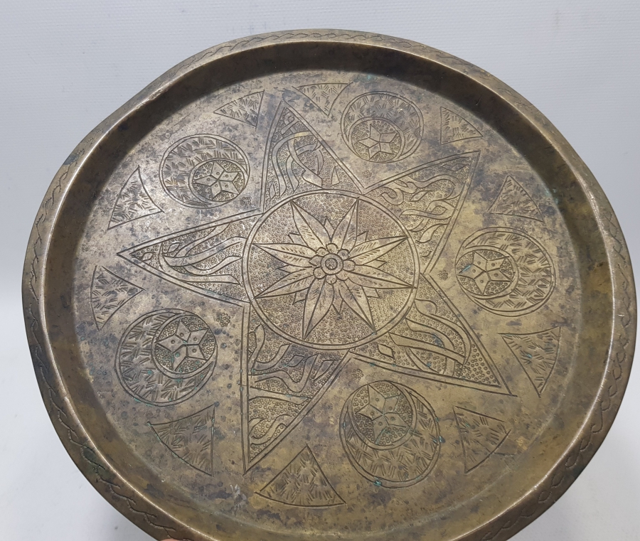 ÜZERİ OSMANLICA YAZILI VE AY YILDIZLI EL YAPIMI SÜLEYMANİYE İŞİ PİRİNÇ KAHVE TEPSİSİ