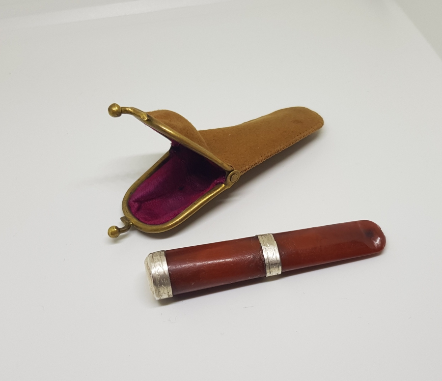 ORİJİNAL KUTUSUNDA OSMANLI DÖNEMİ GÜMÜŞ APLİKLİ SECCAR DAMLA KEHRİBAR SİGARA AĞIZLIĞI