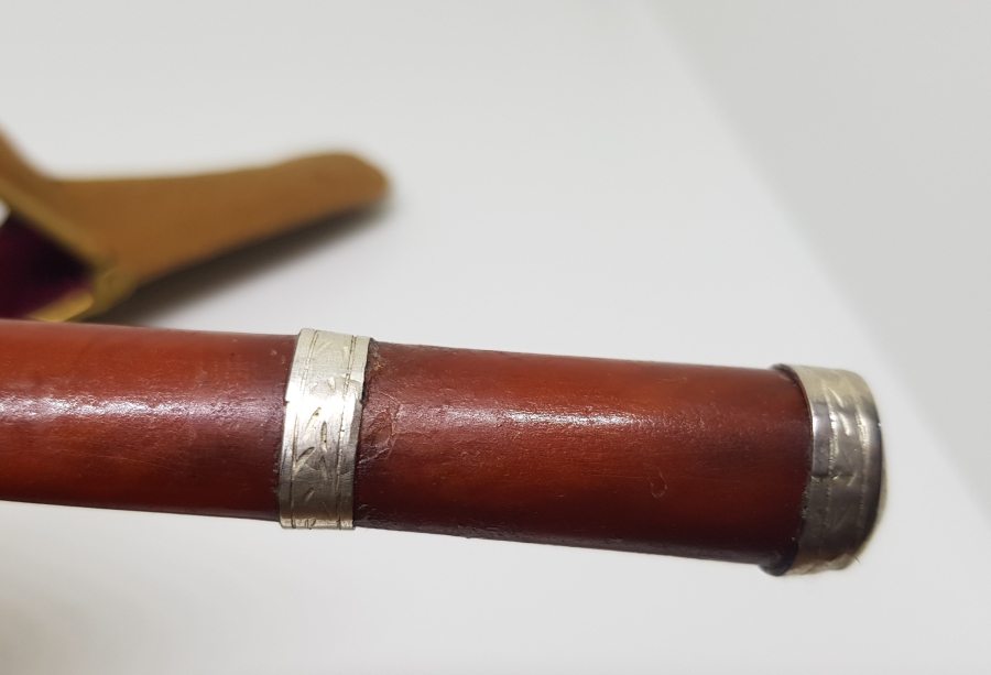 ORİJİNAL KUTUSUNDA OSMANLI DÖNEMİ GÜMÜŞ APLİKLİ SECCAR DAMLA KEHRİBAR SİGARA AĞIZLIĞI