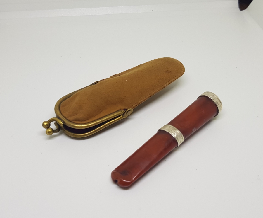 ORİJİNAL KUTUSUNDA OSMANLI DÖNEMİ GÜMÜŞ APLİKLİ SECCAR DAMLA KEHRİBAR SİGARA AĞIZLIĞI