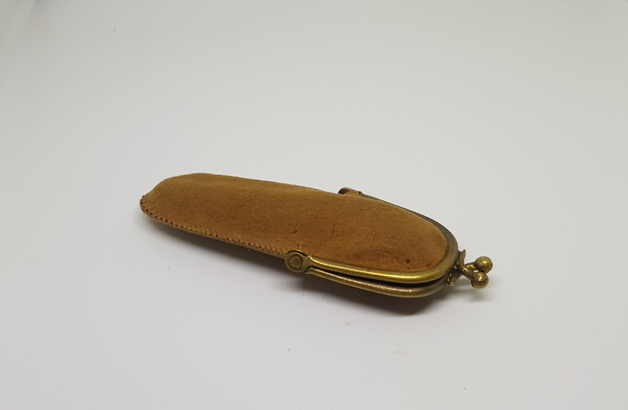 ORİJİNAL KUTUSUNDA OSMANLI DÖNEMİ GÜMÜŞ APLİKLİ SECCAR DAMLA KEHRİBAR SİGARA AĞIZLIĞI