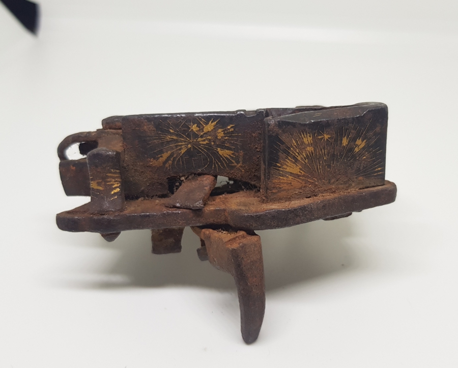 OSMANLI DÖNEMİ GÜMÜŞ VE ALTIN ÇAKMA İŞÇİLİKLİ YENİÇERİ KALE TÜFEĞİ ÇAKMAĞI