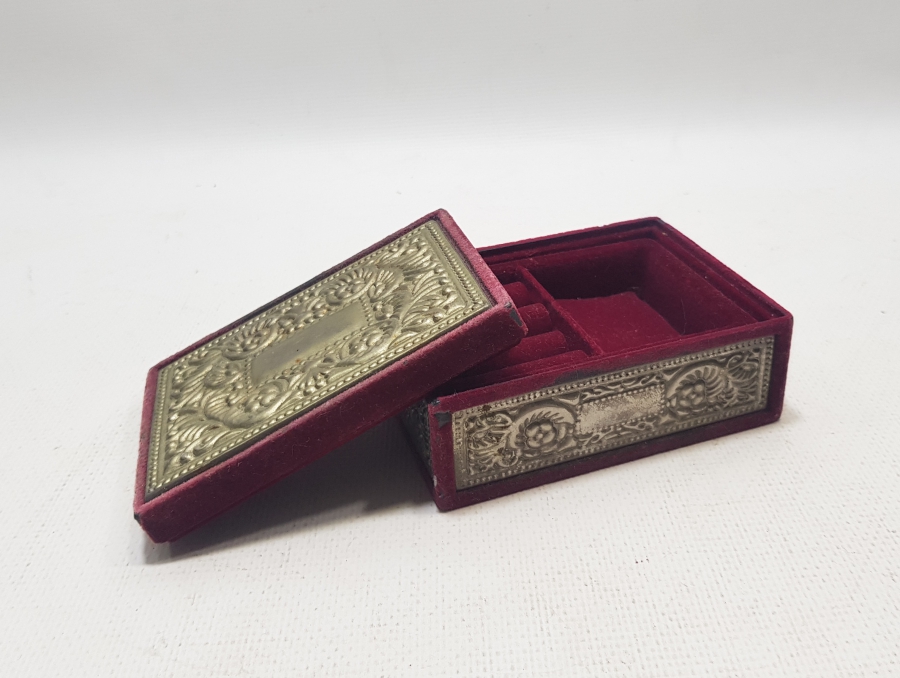 ÜZERİ KABARTMA İŞÇİLİKLİ ANTİKA MÜCEVHER KUTUSU