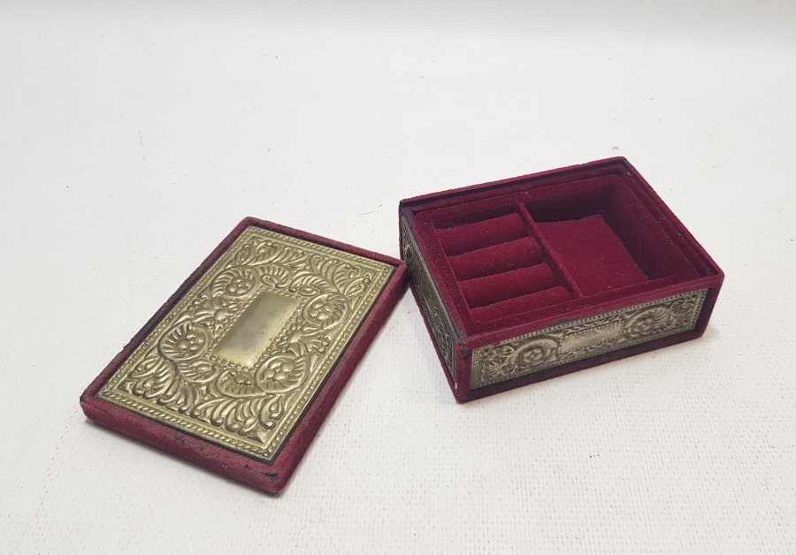 ÜZERİ KABARTMA İŞÇİLİKLİ ANTİKA MÜCEVHER KUTUSU