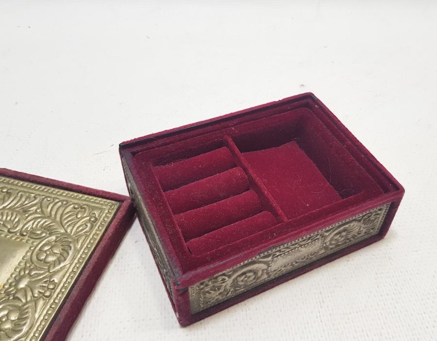 ÜZERİ KABARTMA İŞÇİLİKLİ ANTİKA MÜCEVHER KUTUSU