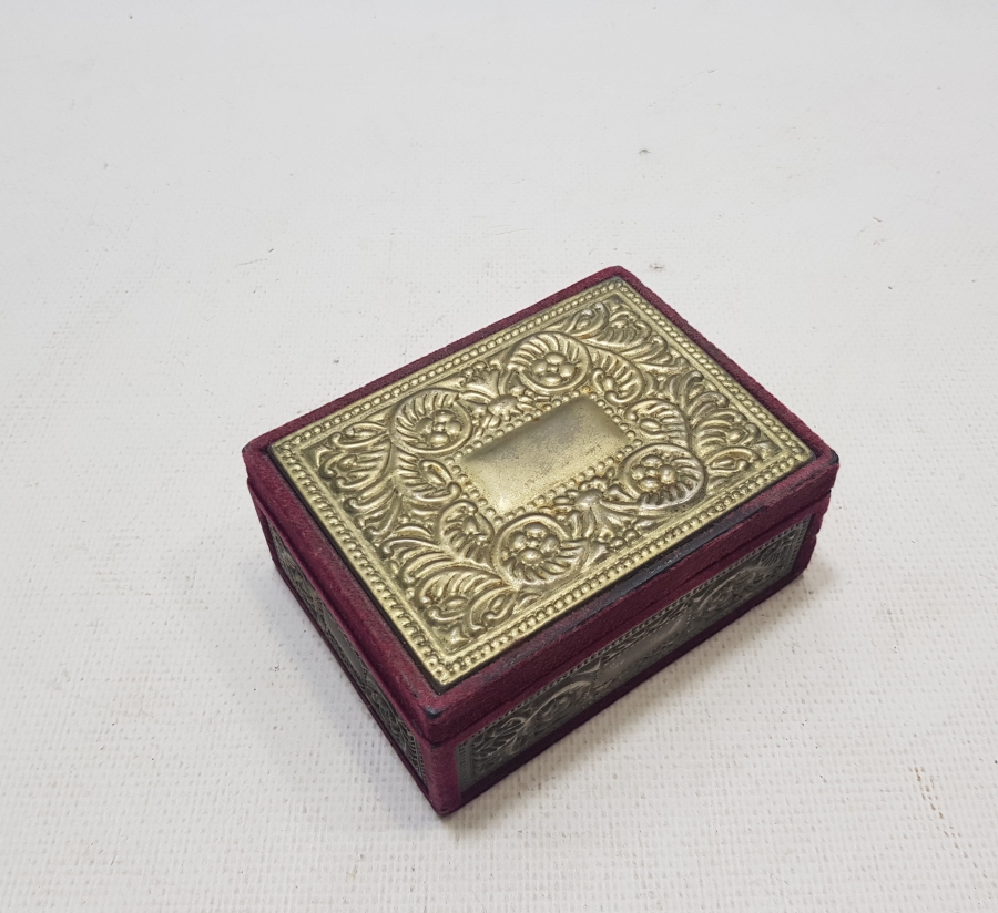ÜZERİ KABARTMA İŞÇİLİKLİ ANTİKA MÜCEVHER KUTUSU
