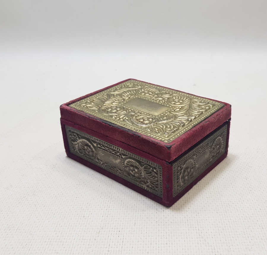 ÜZERİ KABARTMA İŞÇİLİKLİ ANTİKA MÜCEVHER KUTUSU
