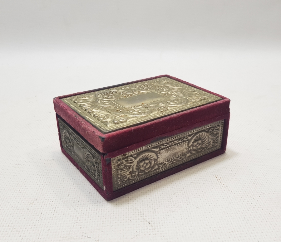 ÜZERİ KABARTMA İŞÇİLİKLİ ANTİKA MÜCEVHER KUTUSU