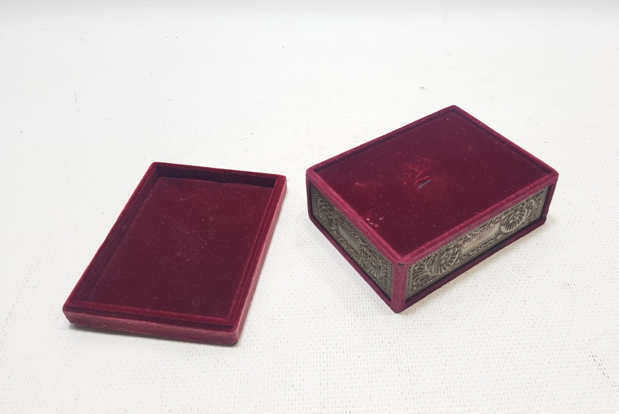 ÜZERİ KABARTMA İŞÇİLİKLİ ANTİKA MÜCEVHER KUTUSU