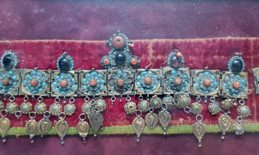 GÜMÜŞ ÜZERİ ALTIN VARAKLI MERCANLI VE TURKUAZ TAŞLI OSMANLI DÖNEMİ GELİN ALINLIĞI