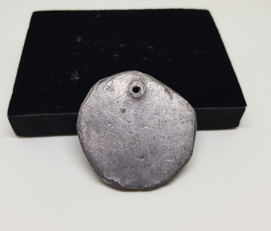 FATMA ANA ELİ FORMUNDA YAPILMIŞ ÜZERİNDE YA ALİ YAZILI KURŞUN KOLYE UCU