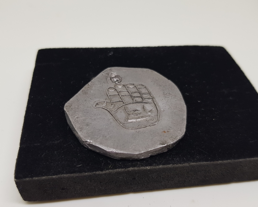 FATMA ANA ELİ FORMUNDA YAPILMIŞ ÜZERİNDE YA ALİ YAZILI KURŞUN KOLYE UCU