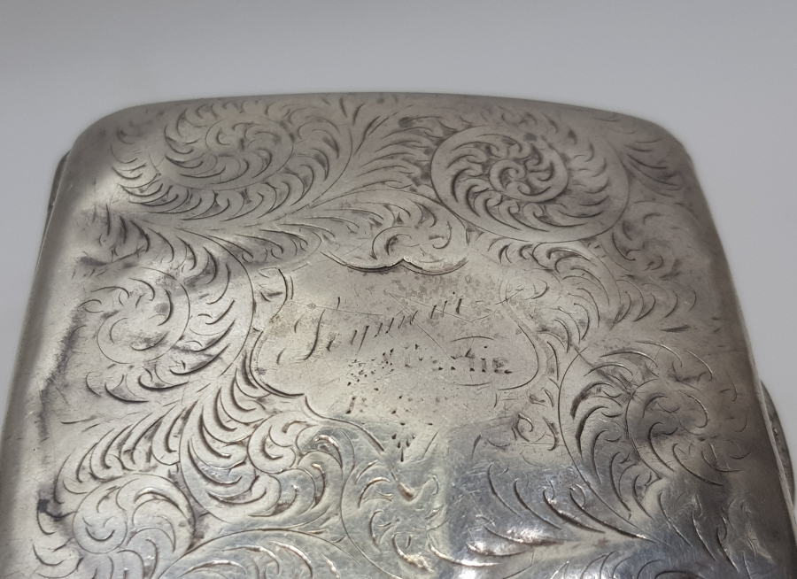 ÜZERİ KALEM İŞÇİLİKLİ ANTİKA GÜMÜŞ SİGARA TABAKASI