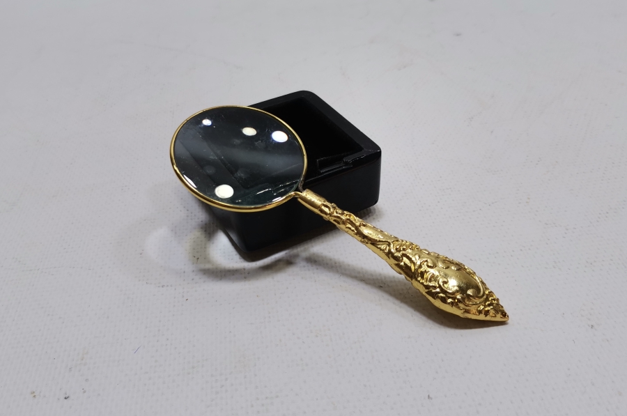 TUTMACI ALTIN KAPLAMA VE KABARTMA İŞÇİLİKLİ ANTİKA BÜYÜTEÇ