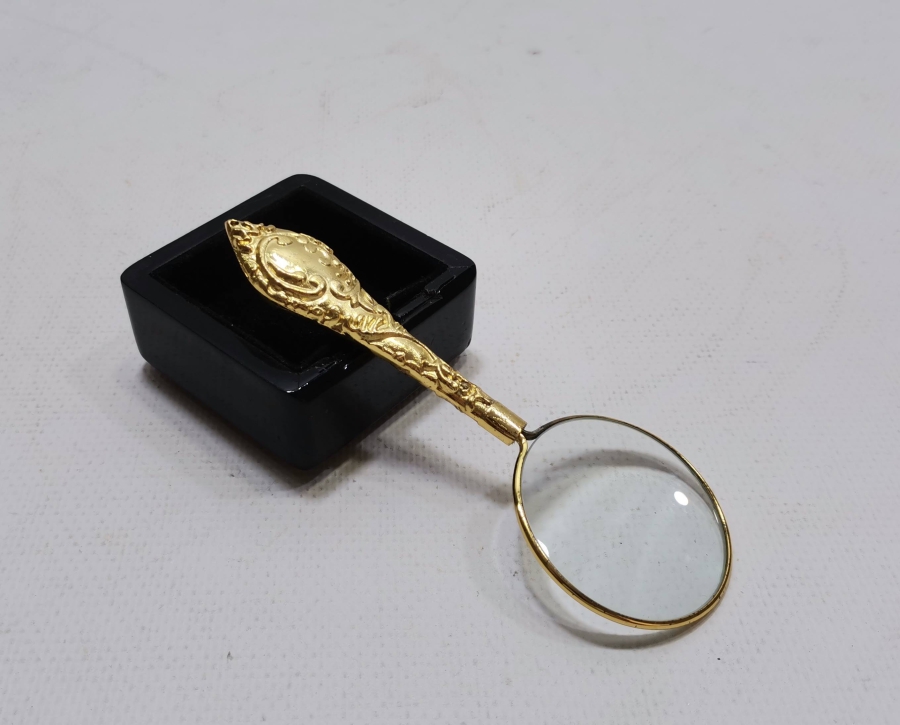 TUTMACI ALTIN KAPLAMA VE KABARTMA İŞÇİLİKLİ ANTİKA BÜYÜTEÇ