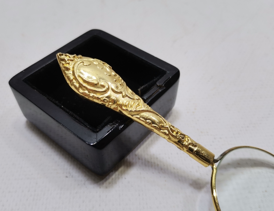 TUTMACI ALTIN KAPLAMA VE KABARTMA İŞÇİLİKLİ ANTİKA BÜYÜTEÇ