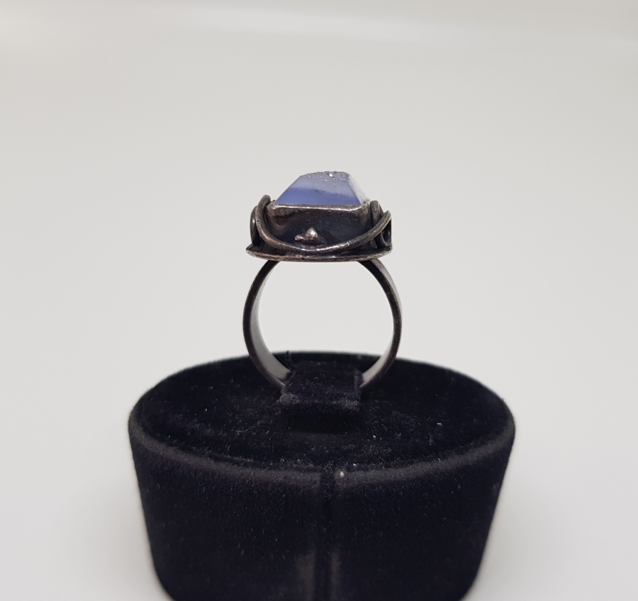 ÜZERİ DOĞAL TAŞLI ÖZEL YAPIM GÜMÜŞ YÜZÜK