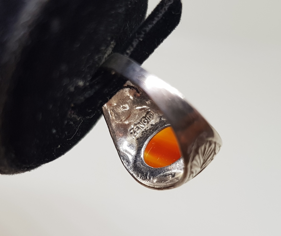 ÜZERİNDE HARELİ SÜLEYMANİYE AKİĞİ BULUNAN ÖZEL YAPIM GÜMÜŞ YÜZÜK