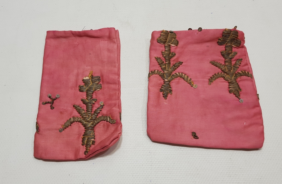 ÜZERİ SIRMA İŞÇİLİKLİ 2 ADET OSMANLI KUMAŞTAN YAPILMIŞ KESE