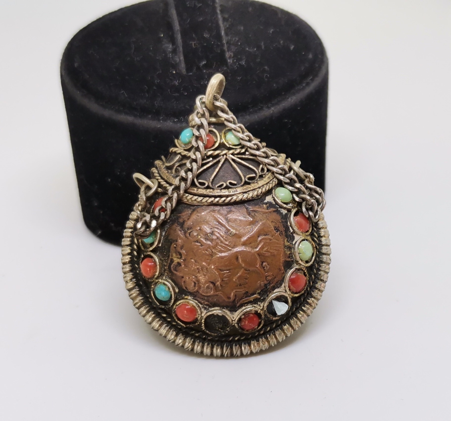 ÜZERİ KABARTMA İŞÇİLİKLİ TÜRKMEN İŞİ ANTİKA KOKULUK