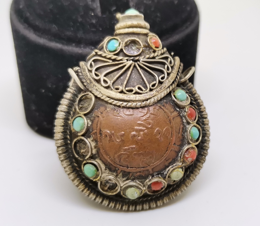 ÜZERİ KABARTMA İŞÇİLİKLİ TÜRKMEN İŞİ ANTİKA KOKULUK