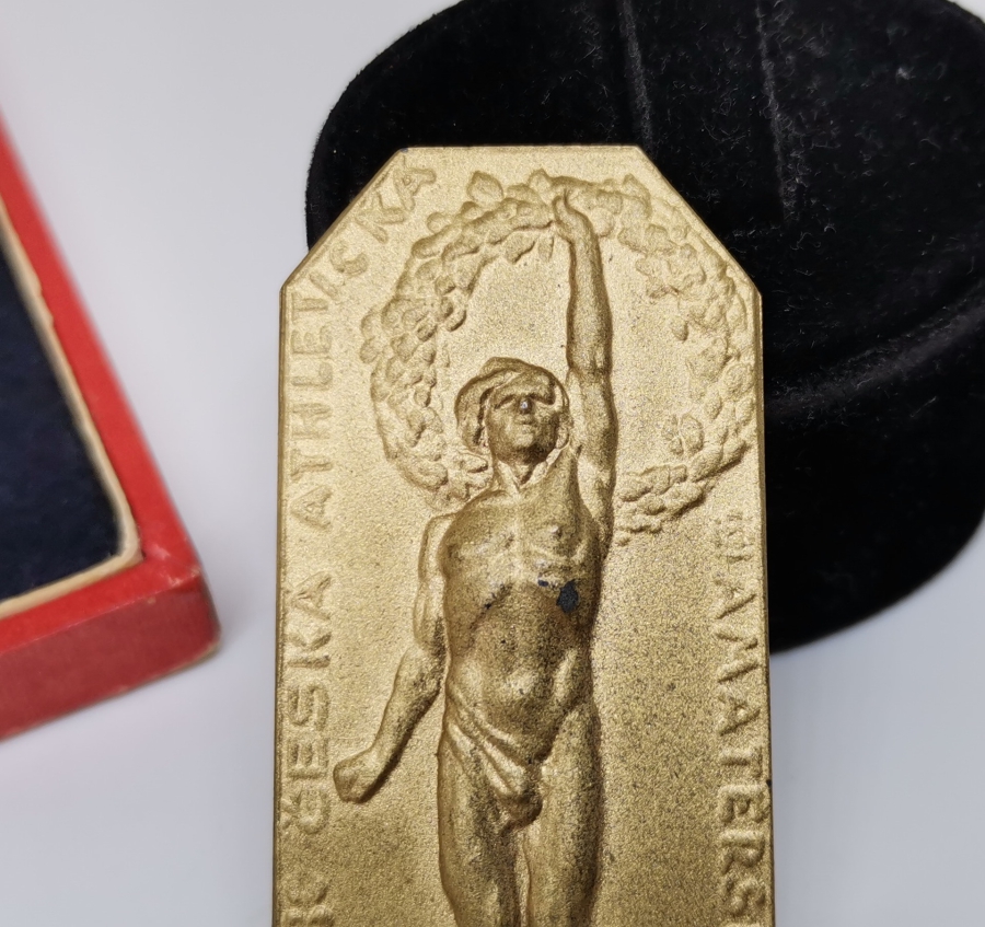 1941 YILI ORİJİNAL KUTUSUNDA KOŞUCULUK İLE İLGİLİ MADALYA