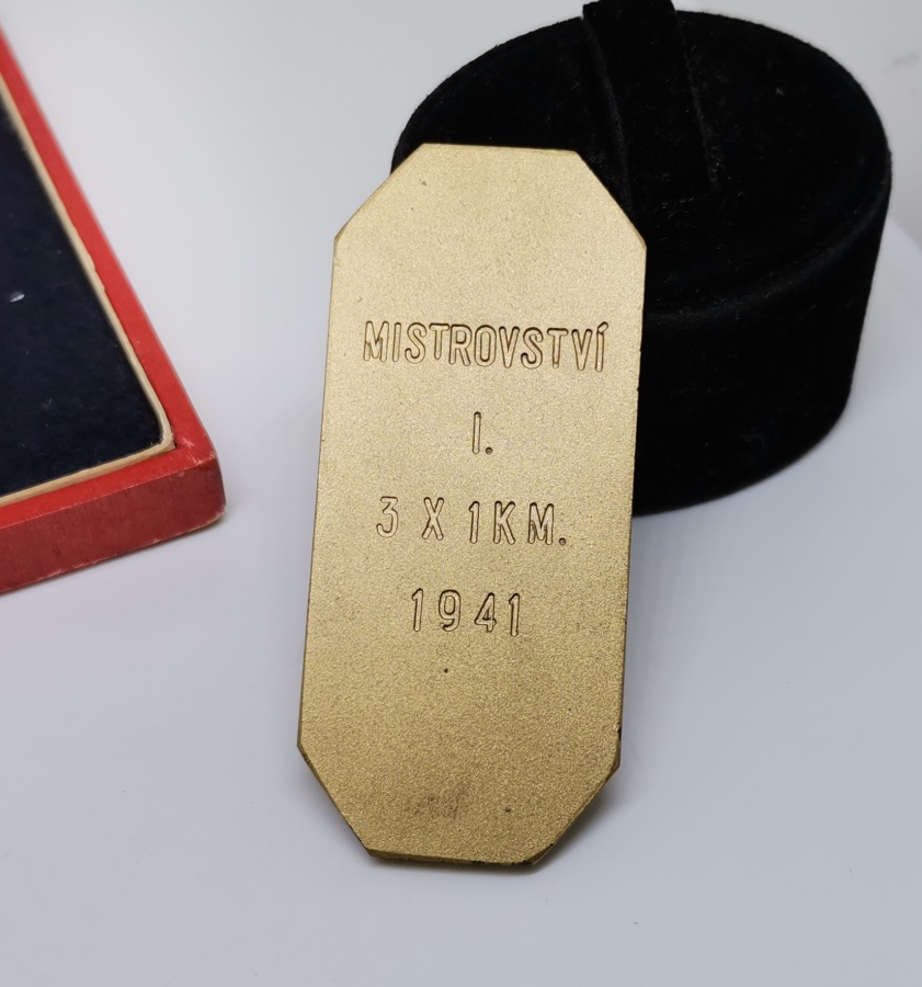 1941 YILI ORİJİNAL KUTUSUNDA KOŞUCULUK İLE İLGİLİ MADALYA