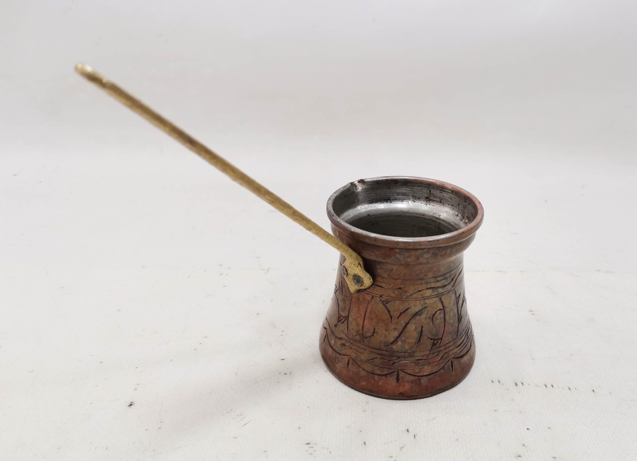 ÜZERİ KALEM İŞÇİLİKLİ ANTEP YAPIMI ANTİKA KAHVE CEZVESİ