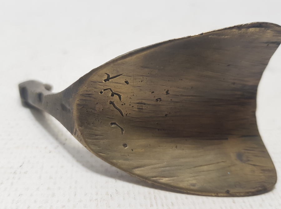 ÜZERİNDE OSMANLICA 2 NUMERO YAZILI AYAKKABI ÇEKECEĞİ