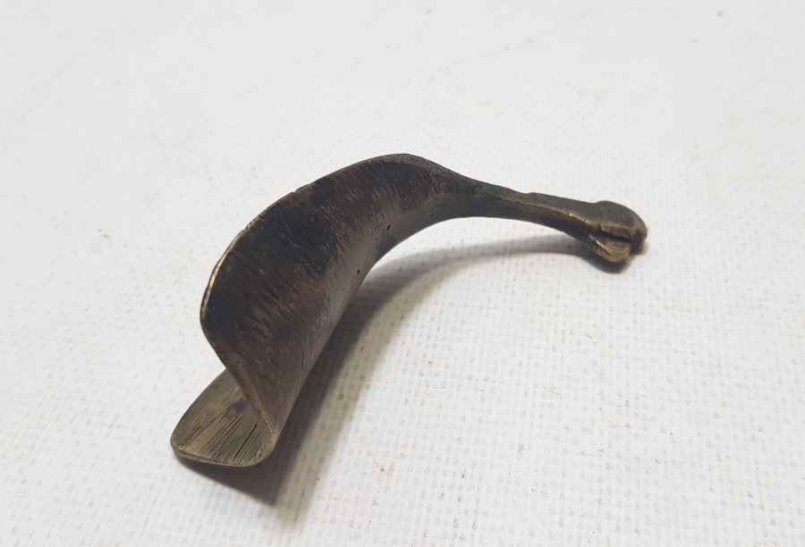 ÜZERİNDE OSMANLICA 2 NUMERO YAZILI AYAKKABI ÇEKECEĞİ