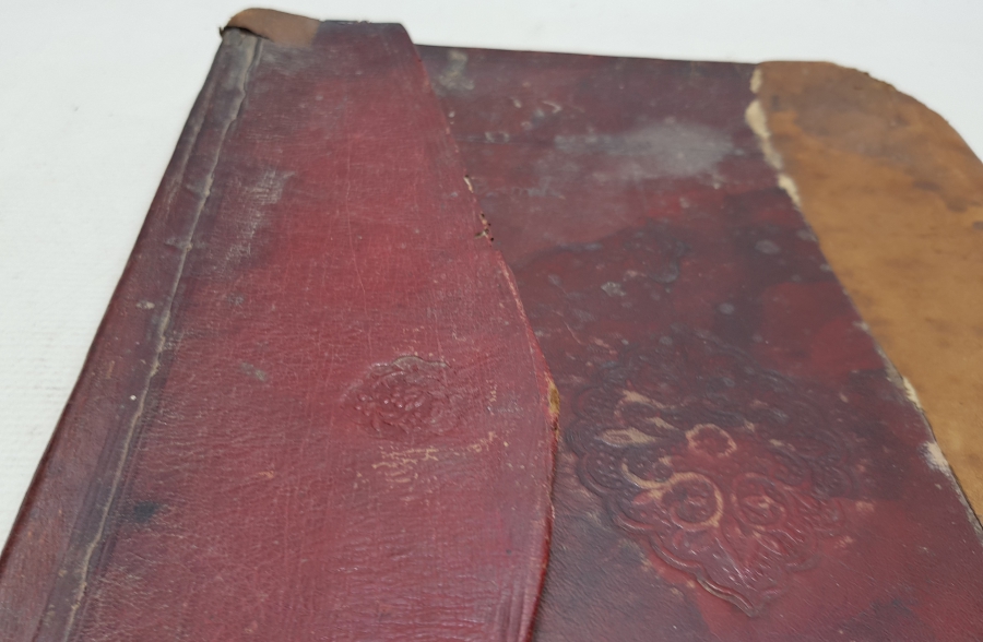 OSMANLI DÖNEMİ DERİ CİLDİNDE EL YAZMA SAATNAME