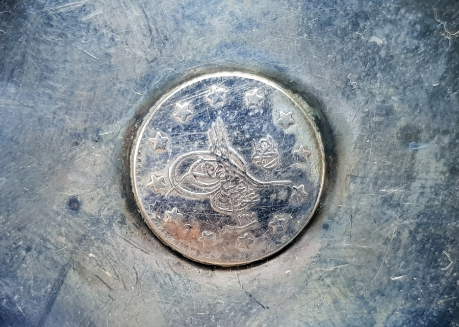 ORTASINDA ABDÜLHAMİT HAN DÖNEMİNE AİT GÜMÜŞ PARA BULUNAN SÜLEYMANİYE İŞİ KINA TASI