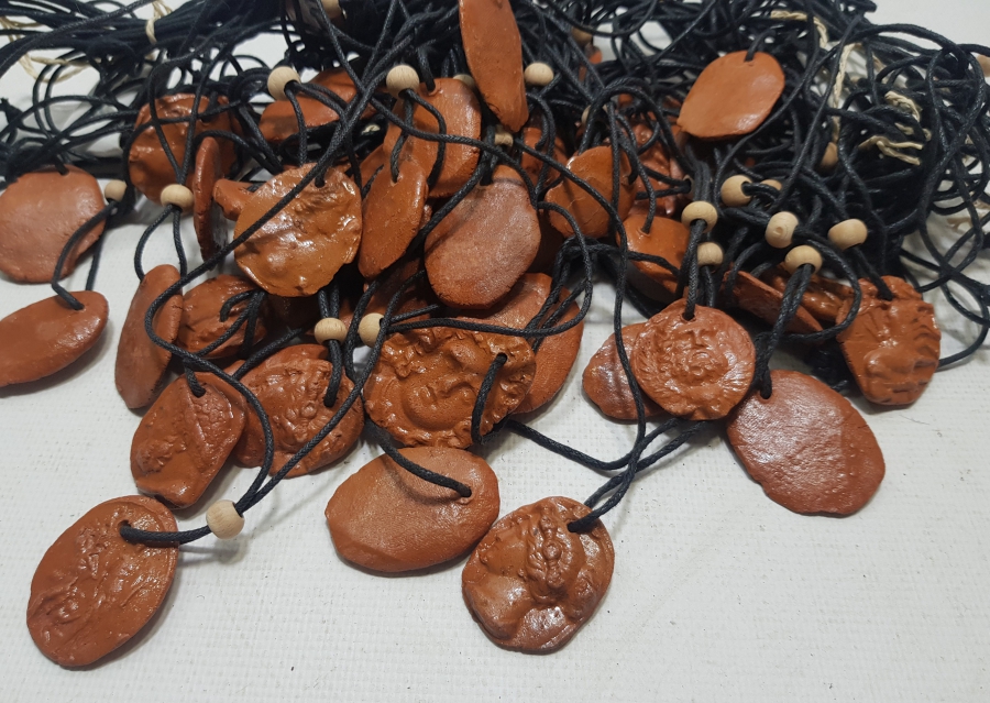 ÜZERİNDE ÇEŞİTLİ TANRILARA AİT GÖRSELLER BULUNAN TOPRAKTAN MAMUL EL YAPIMI KOLYE LOTU