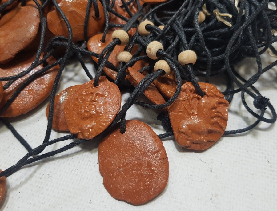 ÜZERİNDE ÇEŞİTLİ TANRILARA AİT GÖRSELLER BULUNAN TOPRAKTAN MAMUL EL YAPIMI KOLYE LOTU