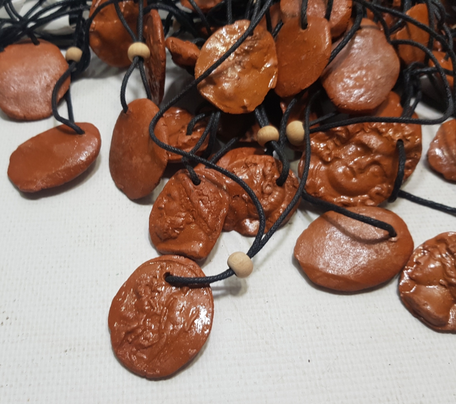 ÜZERİNDE ÇEŞİTLİ TANRILARA AİT GÖRSELLER BULUNAN TOPRAKTAN MAMUL EL YAPIMI KOLYE LOTU