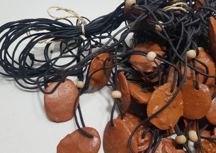 ÜZERİNDE ÇEŞİTLİ TANRILARA AİT GÖRSELLER BULUNAN TOPRAKTAN MAMUL EL YAPIMI KOLYE LOTU