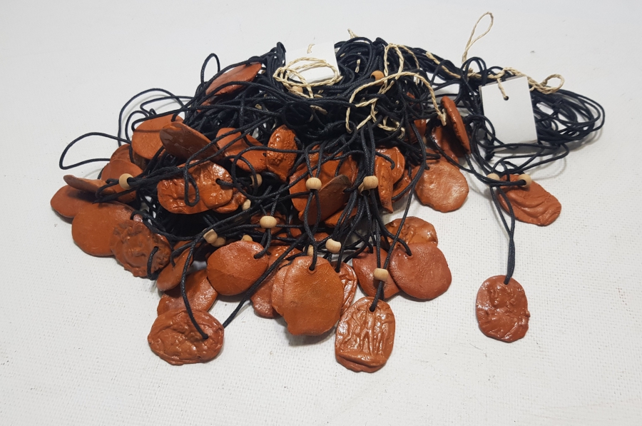 ÜZERİNDE ÇEŞİTLİ TANRILARA AİT GÖRSELLER BULUNAN TOPRAKTAN MAMUL EL YAPIMI KOLYE LOTU