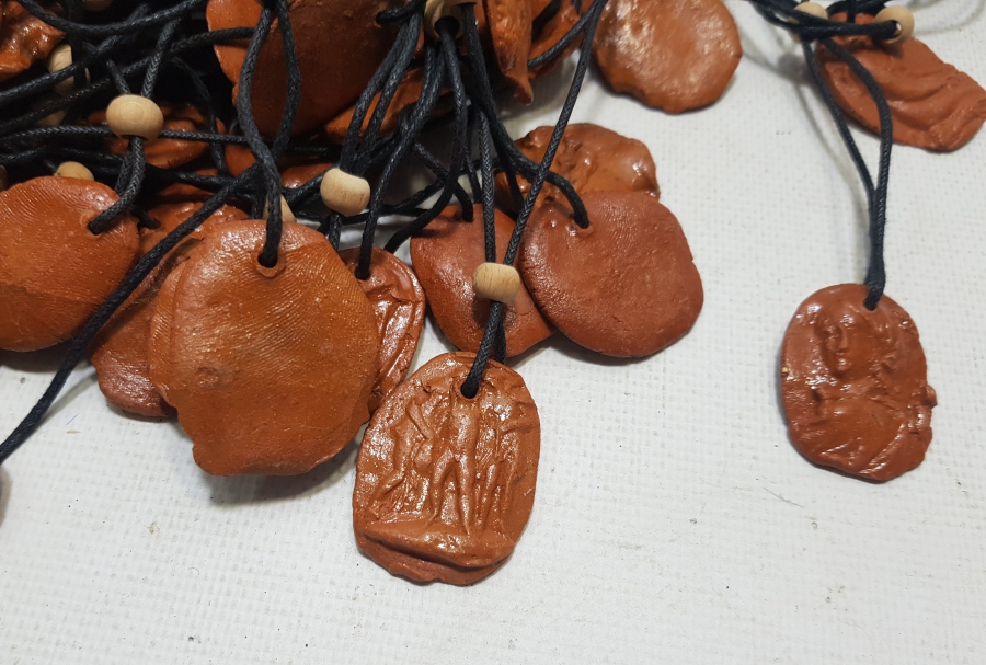 ÜZERİNDE ÇEŞİTLİ TANRILARA AİT GÖRSELLER BULUNAN TOPRAKTAN MAMUL EL YAPIMI KOLYE LOTU